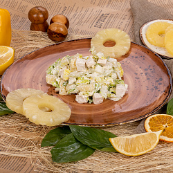 Салат из куриной грудки с ананасом